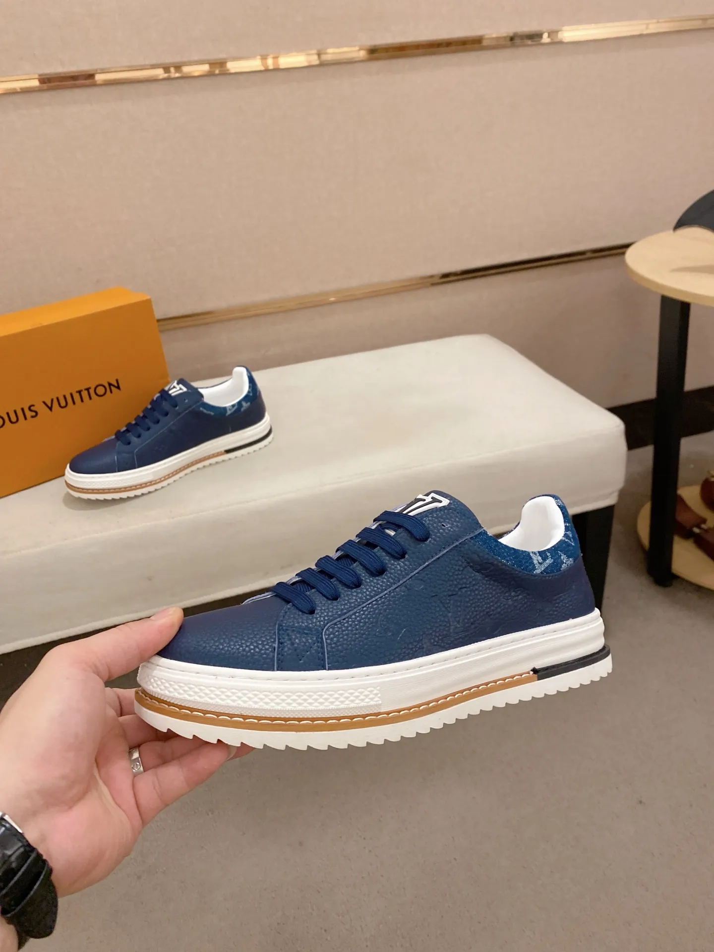 Men's shoes💰 420💰louis vuitton (Louis Vuitton/lv)🔍🔍The new counters are on sale at the same time. The uppers are imported from Italy. ⃣️Re-engraved🇮🇹💪💪, ⚠Sole: The original sole is specially provided by the original factory, the exclusive movable molded sole is super comfortable, ⚠Original and single goods 🔍high quality, you can enter and leave the counter at will, welcome to compare⚠. Code number: 38-44 (45/customized, non-refundable)